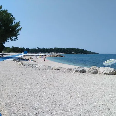 S Bazenom I Parkingom Pula