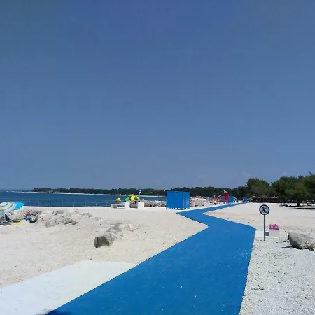 S Bazenom I Parkingom