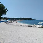 S Bazenom I Parkingom Pula