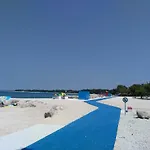 S Bazenom I Parkingom